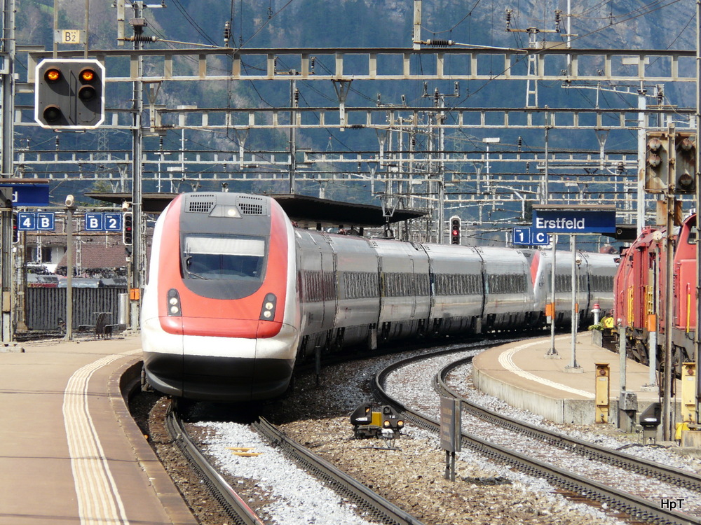 SBB - ICN Adolf Wlflin und ICN .. unterwegs nach Lugano im Bahnhof von Erstfeld am 09.04.2012