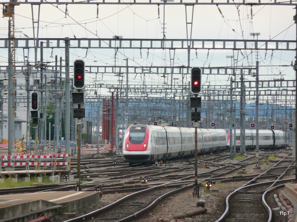 SBB - ICN bei der einfahrt im Bahnhof Zrich am 23.07.2011
