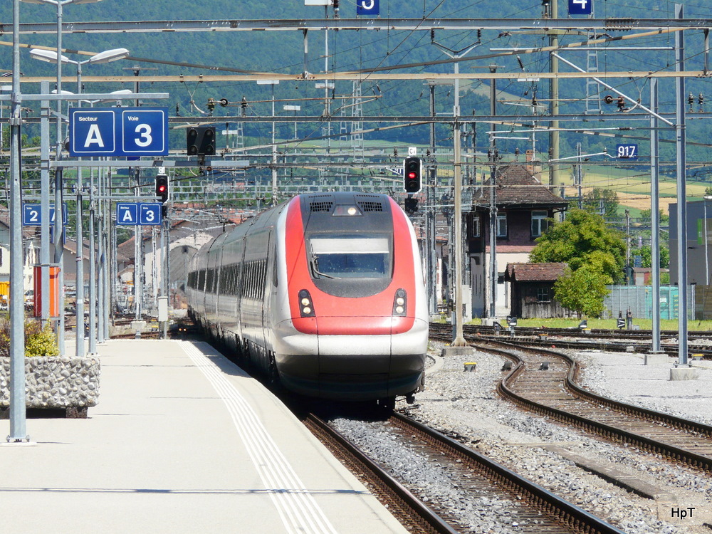 SBB - ICN Friedrich Drrenmatt bei der einfahrt im Bahnhof Delemont am 26.06.2011