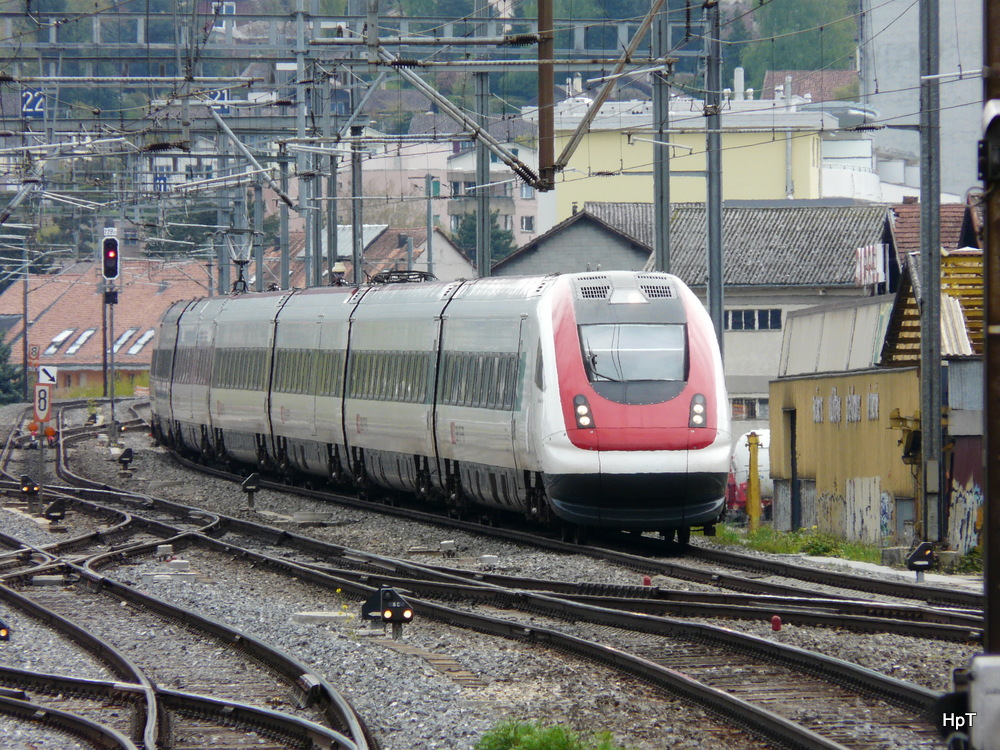 SBB -ICN Minister Kern bei der einfahrt in den Bahnhof von Yverdon am 25.04.2012 .. Standort des Fotografen auf dem Perron ..