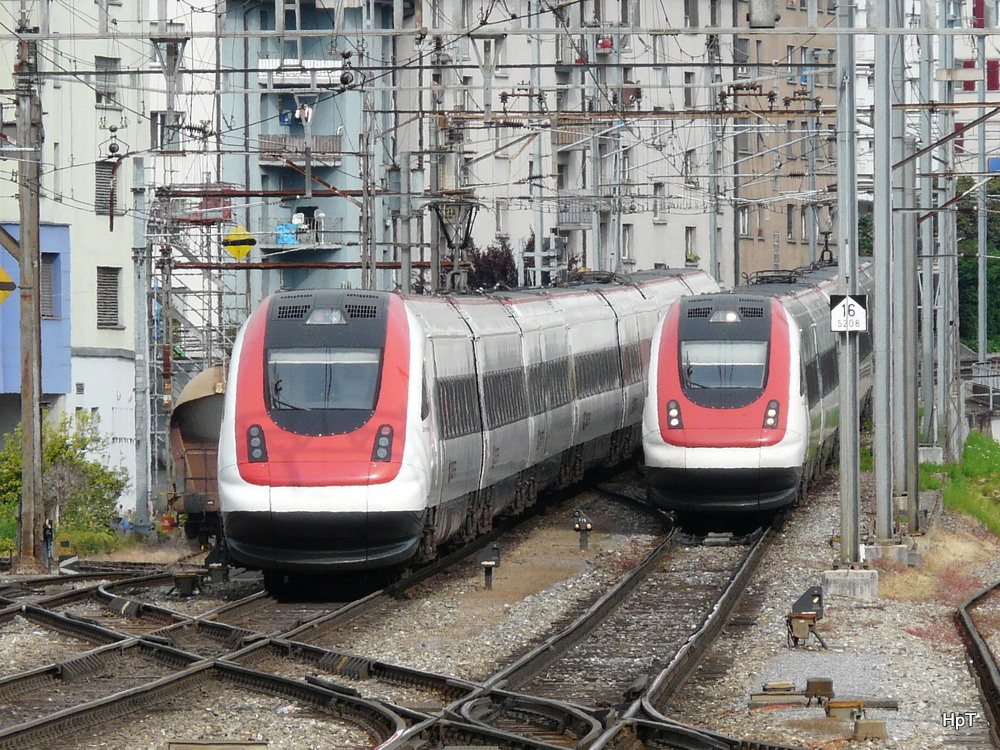 SBB - ICN nach Basel und ICN Alferd Escher nach Luzern bei der Kreuzung in Emmenbrcke am 23.05.2011