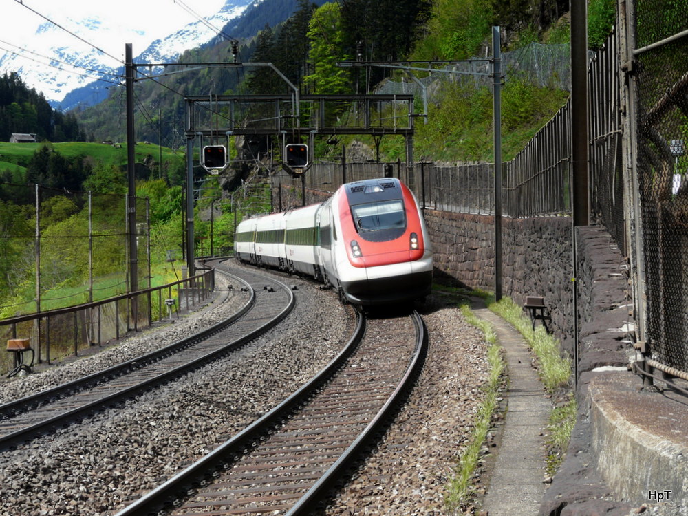 SBB - ICN unterwegs bei Intschi am 08.05.2012 .. Standort des Fotograffen auserhalb der Geleisanlage