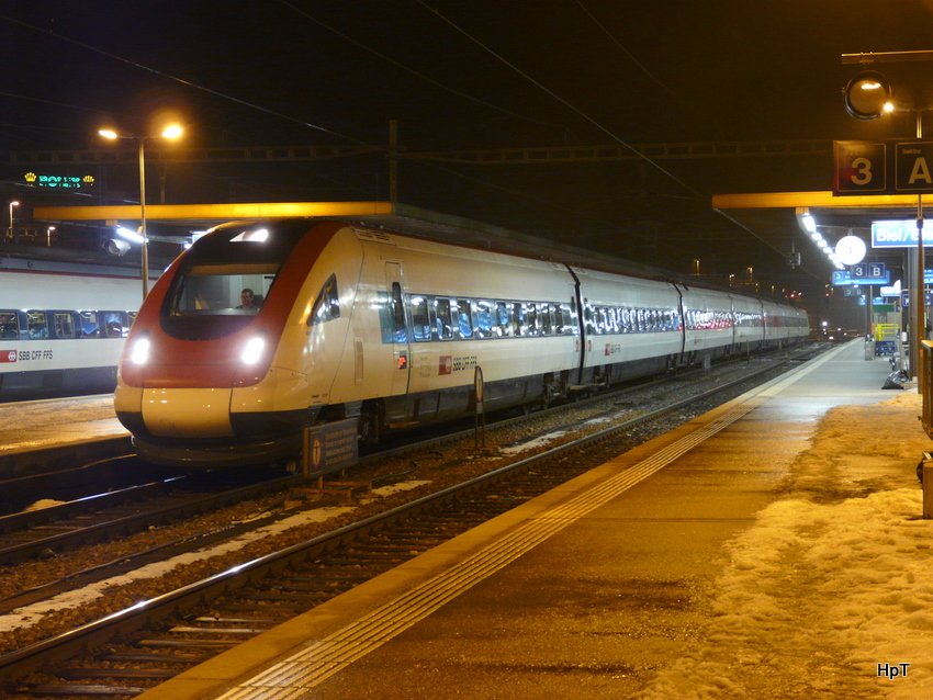 SBB  - ICN Willi Ritschard am Morgen im Bahnhof Biel am 16.01.2010 .. 06:36:12, Belichtungsdauer: 0.312 s (10/32) (1/3), Blende: f/3.2, ISO: 200, Brennweite: 11.70 (117/10) .. Ohne Blitzlicht ..
