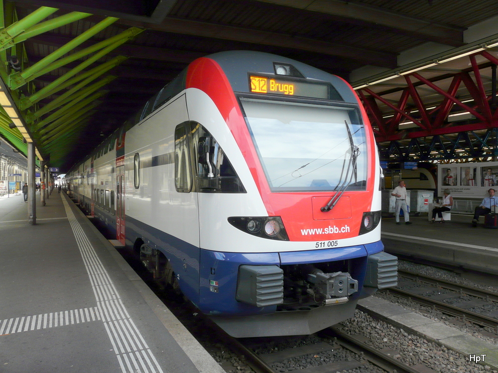 SBB - Im Bahnhof Winterthur ist der Triebzug RABe 511 005-3 unterwegs auf der Linie S 12 unterwegs am 26.08.2012
