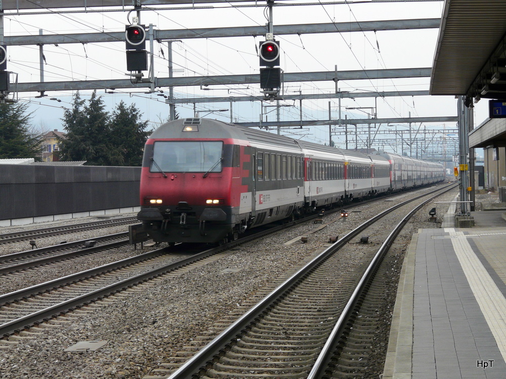 SBB - IR bei der durchfahrt im Bahnhof Rothrist mit dem Bt 50 85 28-94 914-4 an der Spitze am 12.03.2011