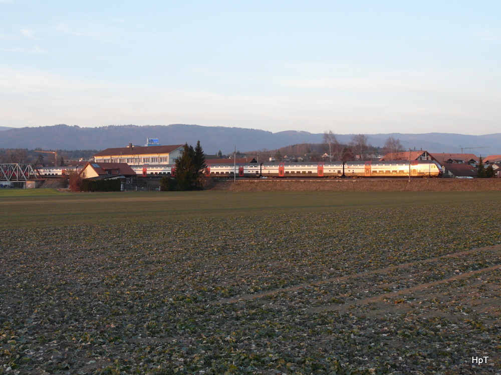 SBB - IR von Bern nach Biel im letzten Sonnenlicht unterwegs bei Aegerten / Brgg am 11.02.2011