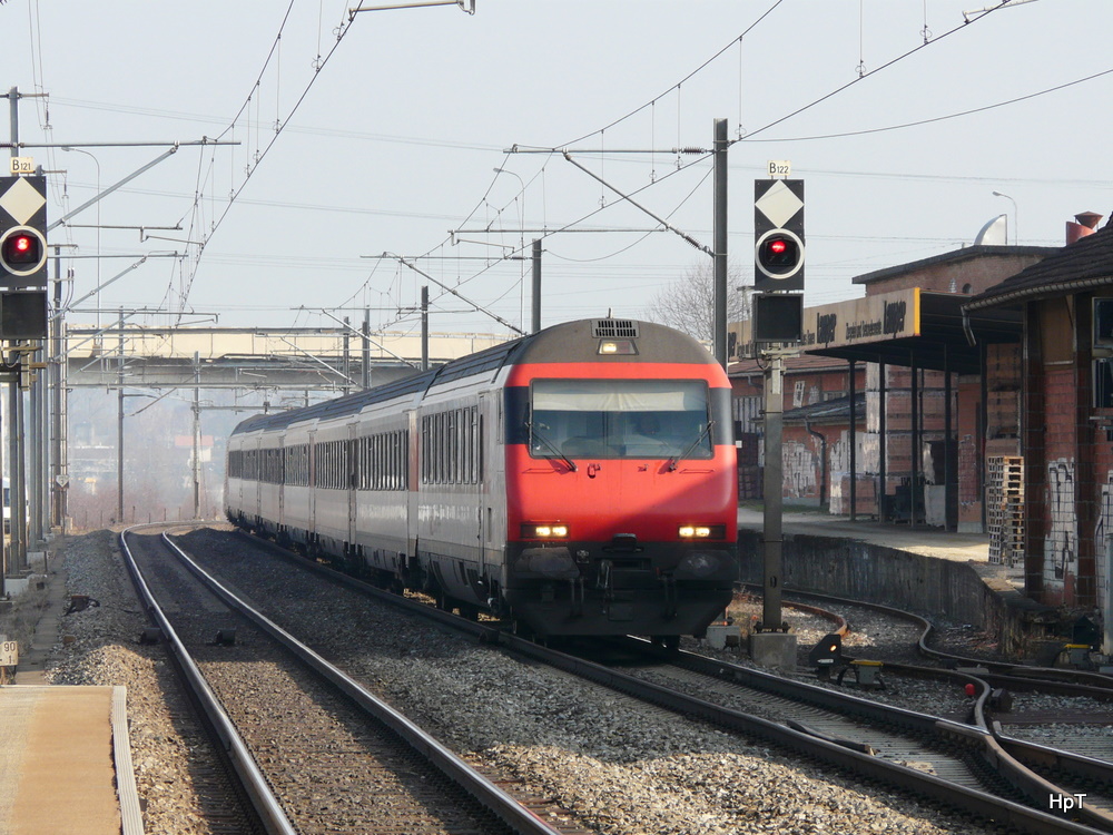 SBB - IR von Konstanz nach Biel bei der Durchfahrt im Bahnhof Pieterlen am 29.01.2011