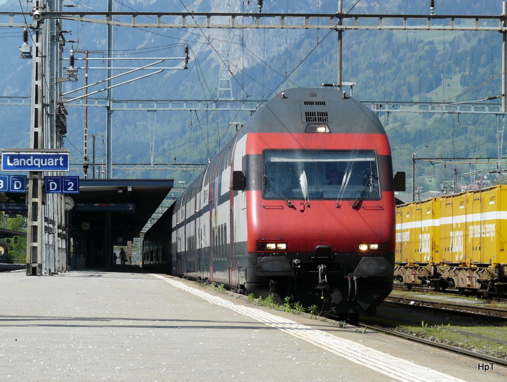 SBB - IR nach Chur bei der ausfahrt aus dem Bahnhof von Ladquart am 22.04.2011
