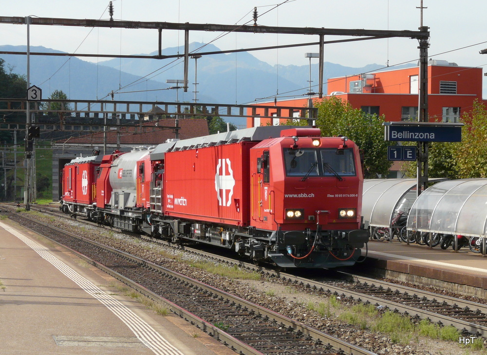 SBB - Lsch und Rettungszug XTmas 99 95 917 4 006-8 bei der einfahrt im Bahnhof von Bellinzona am 18.09.2012