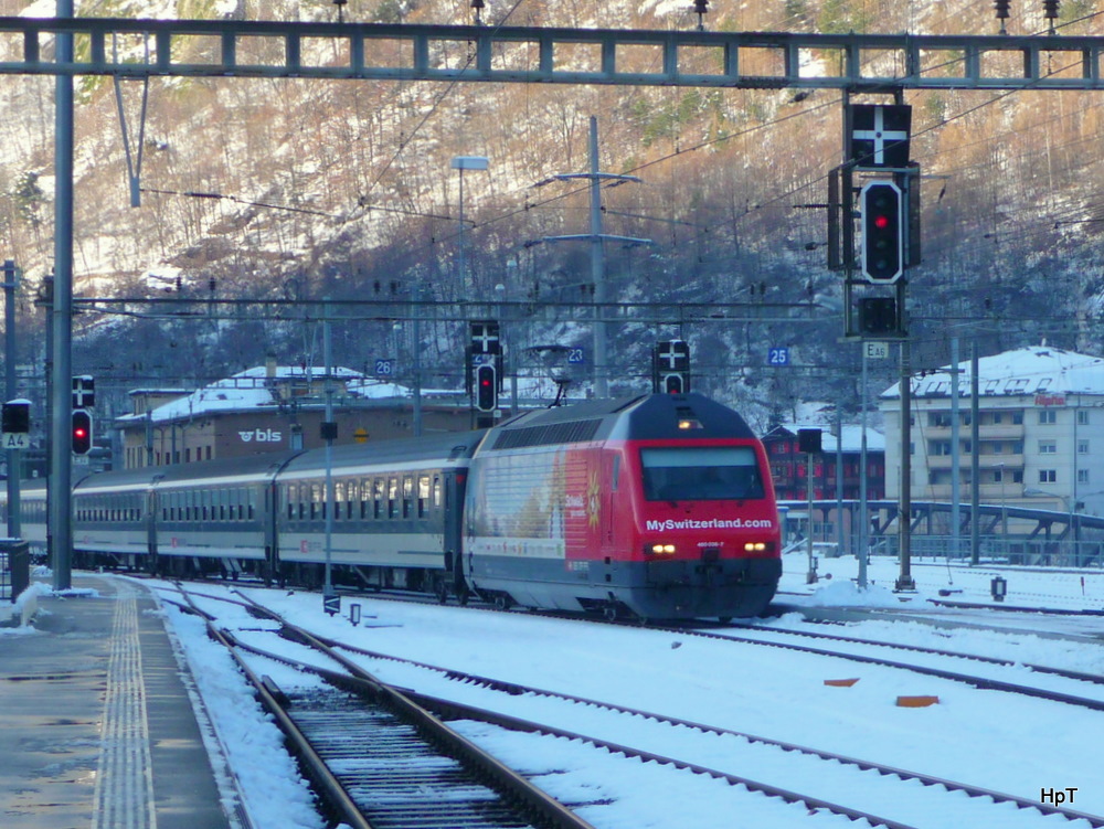 SBB - Lok 460 036-7 mit IR bei der einfahrt im Bahnhof Brig am30.12.2010