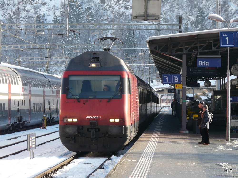 SBB - Lok 460 082-1 bei der einfahrt im Geleise 1 im Bahnhof Brig am 30.12.2010