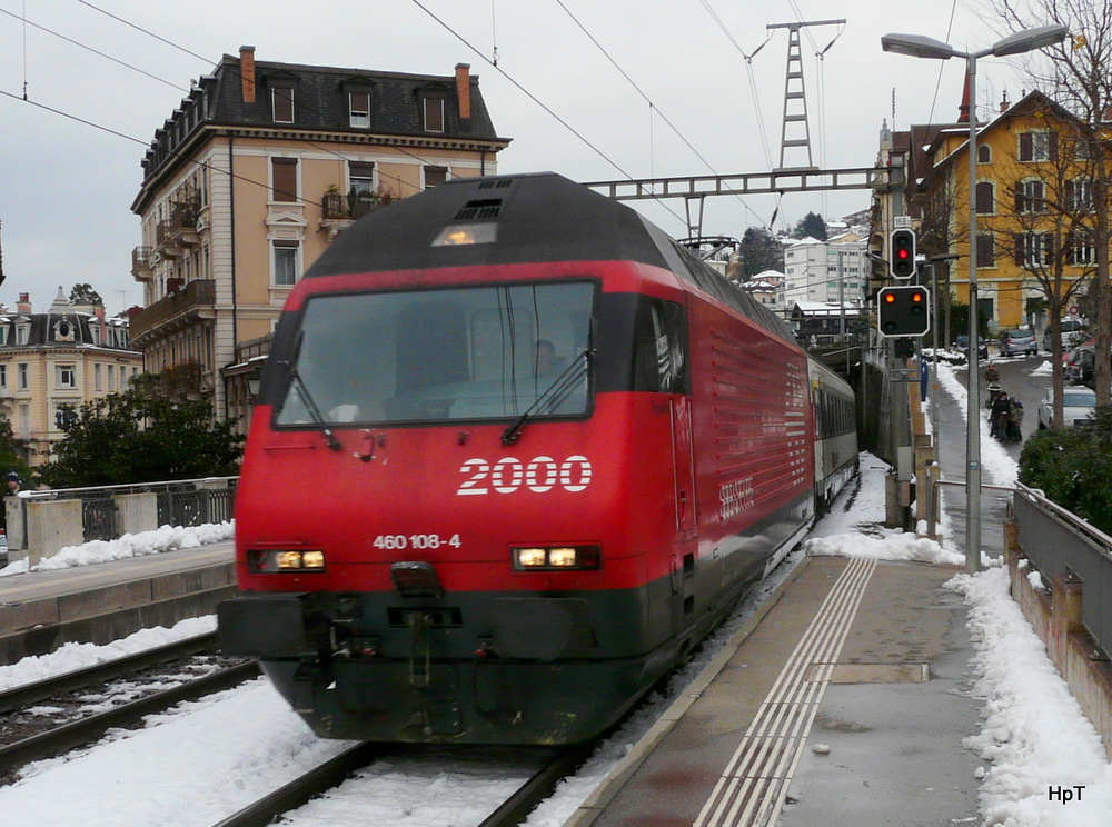 SBB - Lok 460 108-4 vor IR bei der einfahrt in den Bahnhof von Montreux am 03.12.2010