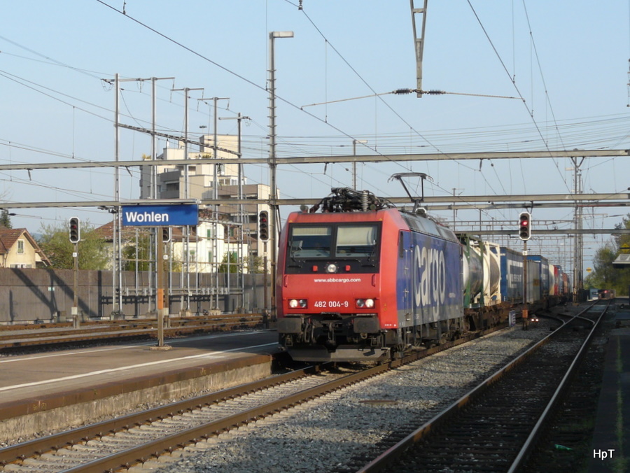SBB - Lok 482 004-9 vor Gterzug bei der Durchfahrt im Bahnhof Wohlen am 22.04.2010