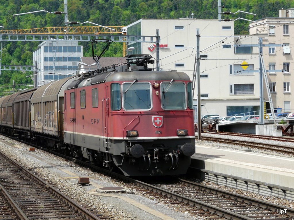SBB - Lok Re 4/4  11171 vor Gterzug unterwegs in Biel am 12.05.2010