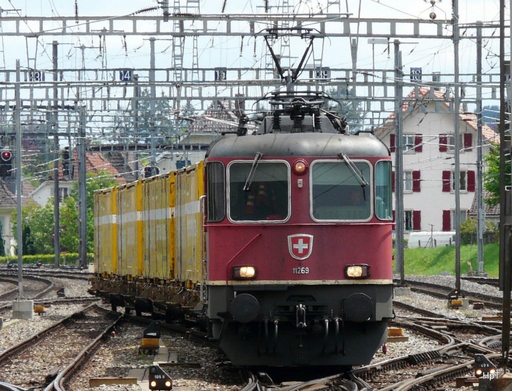 SBB - Lok Re 4/4  11269 vor Gterzug unterwegs in Biel am 12.05.2010
