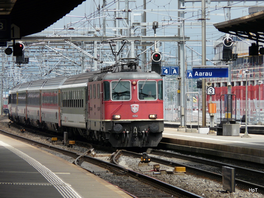 SBB - Lok Re 4/4 11202 mit IR bei der einfahrt in den Bahnhof Aarau am 20.06.2010