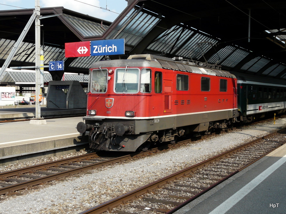 SBB - Lok Re 4/4 11111 mit IR bei der ausfahrt aus der Bahnhofhalle vom Hauptbahnof Zrich am 20.08.2010