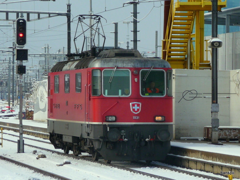 SBB - Lok  Re 4/4  11138 bei Rangierfahrt im Hauptbahnhof Zrich am 04.12.2012