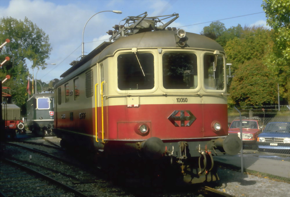 SBB Lok Re 4/4 I Nr.10050(1946/51)in TEE Farben,hier zu sehen im VHS Luzern.(Archiv P.Walter,gescanntes Dia)

