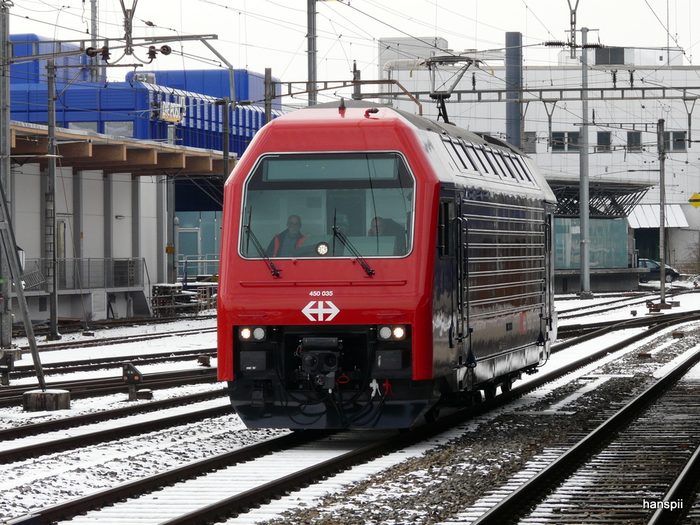 SBB - Lokzug  450 035 bei der durchfahrt im Bahnhof Solothurn am 16.01.2013