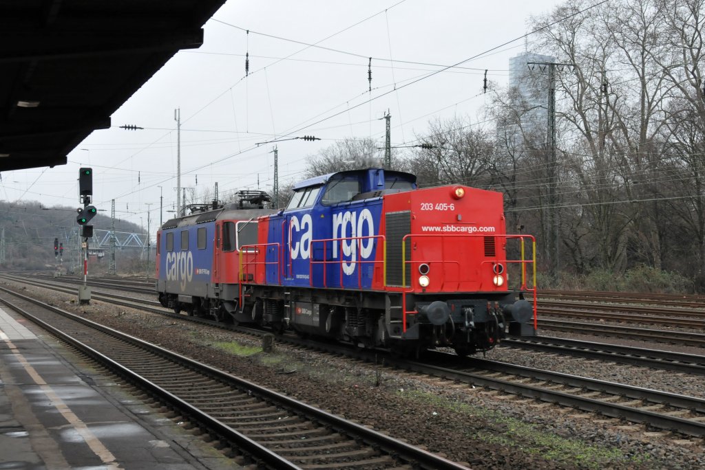 SBB-Lokzug am 12/02/2011 in Kln-West : 203 405-6 und 421 384-9.