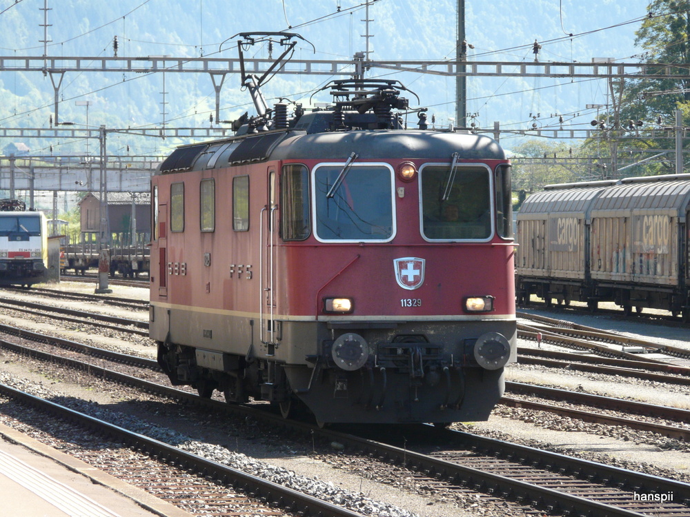 SBB - Lokzug mit der Re 4/4 11329 bei der durchfahrt im Bahnhof Erstfeld am 20.09.2012