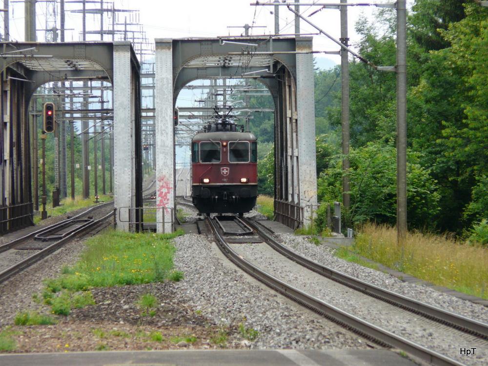 SBB - Lokzug mit Re 4/4 11287 unterwegs bei Uttigen am 25.06.2013