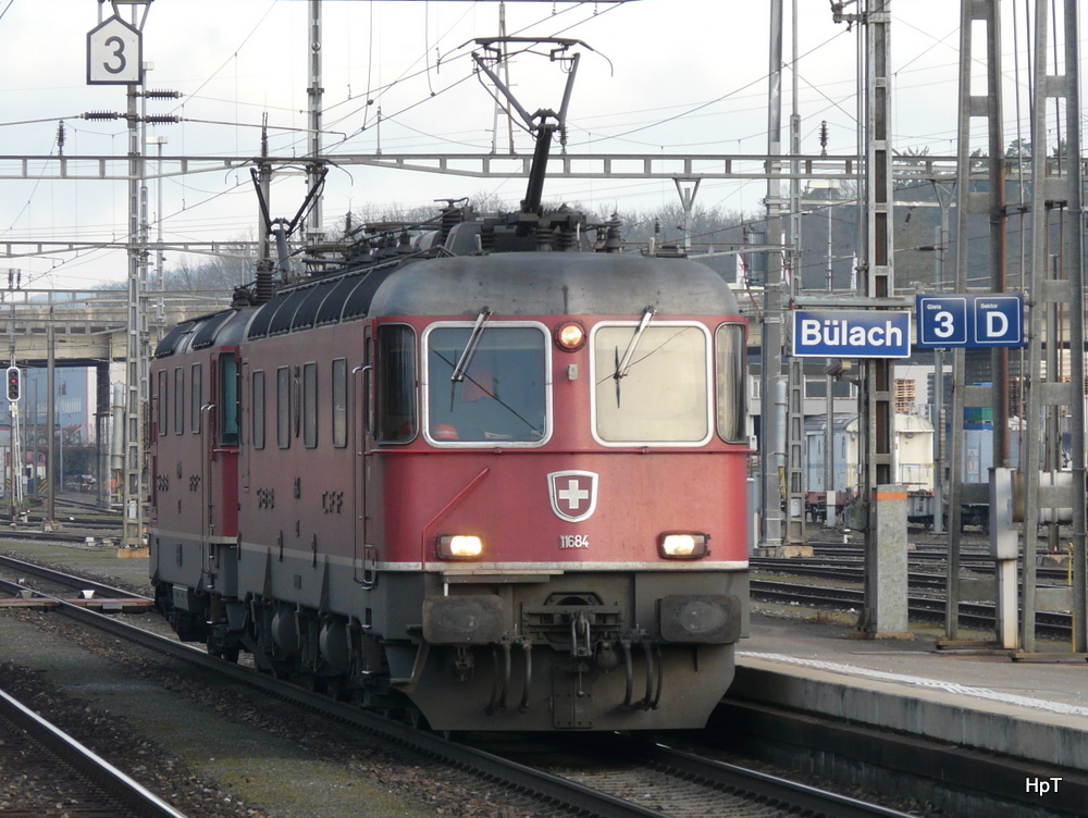 SBB - Lokzug Re 6/6  11684 + Re 4/4 11250 bei der Durchfahrt im Bahnhof Blach am 01.04.2011