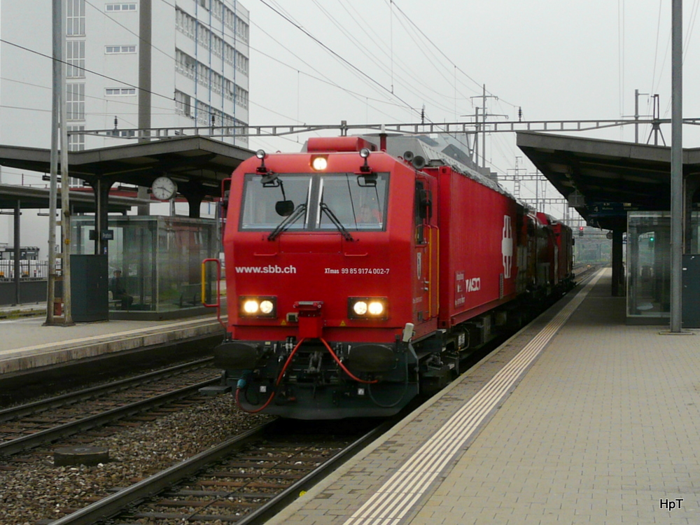 SBB - LRZ  XTmas 99 85 917 4 002-7 bei der durchfahrt im Bahnhof Prattelen am 02.05.2013
