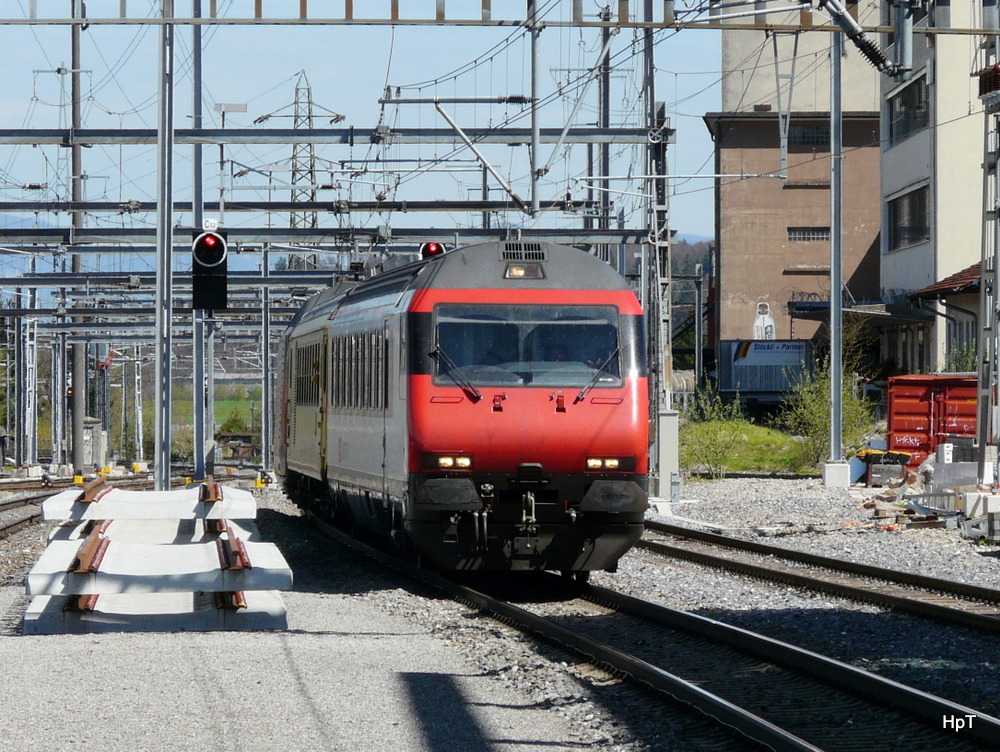 SBB - Mess/Testzug mit Steuerwagen und Messwagen und 460 065-5 bei der Durchfahrt im Bahnhof Zollikofen am 26.04.2012