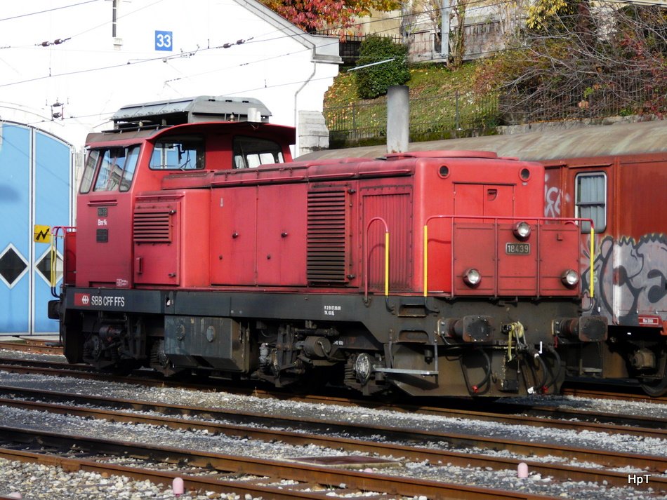 SBB - Mit viel Tele Diesellok Bm 4/4 18439 vor dem Lokdepot in Lausanne am 08.11.2009