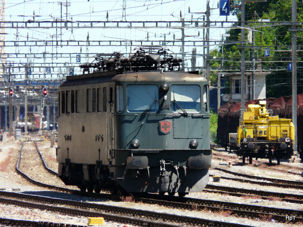 SBB - Mit viel viel Tele ein Bild der Lok Ae 6/6 11453 abgestellt im Bahnhofsareal in Neuchatel am 18.05.2011