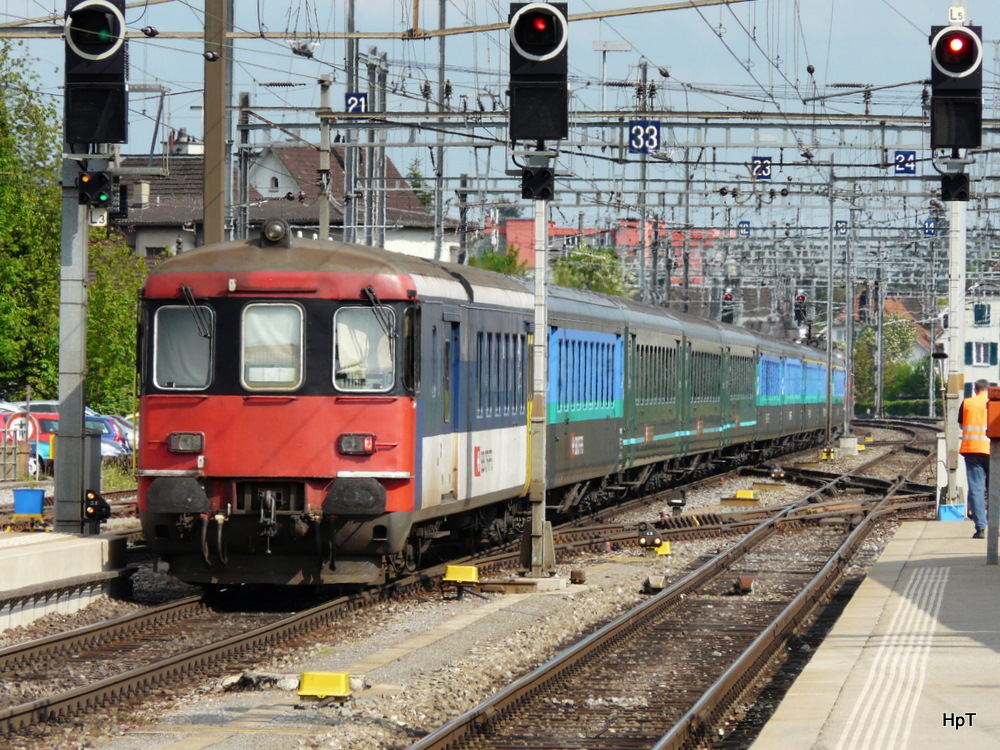 SBB - Nachschus vom Steuerwagen BDt 50 85 82-33 919-0 unterwegs als Ersatz IR nach Z�rich bei der ausfahrt aus dem Bahnhof Biel am 24.04.2011