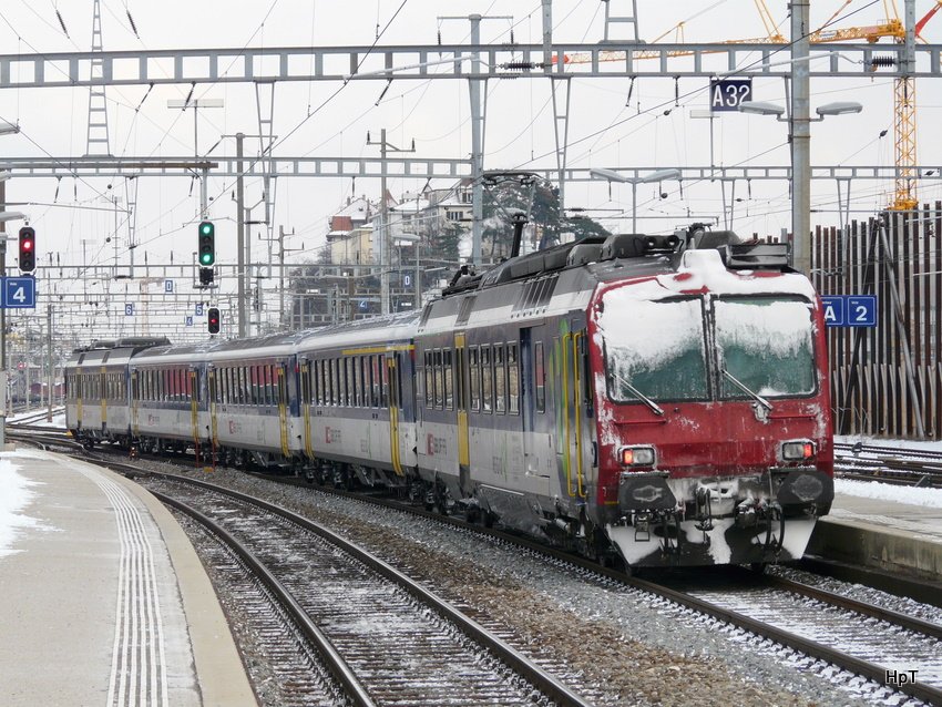 SBB - Nachschuss des Triebwagen RBDe 4/4 562 000-0 bei der ausfahrt aus dem Bahnhof Neuchatel am 