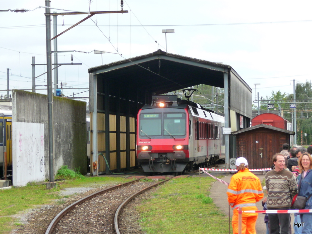 SBB - NPZ Domino Shuttelzug unterwegs vom SBB Bahnhof Biel/Bienne bei der einfahrt zur Haltestelle im SBB Depot Biel/Bienne anlsslich der 150 Jahre Feier des Jurabogens am 26.09.2010