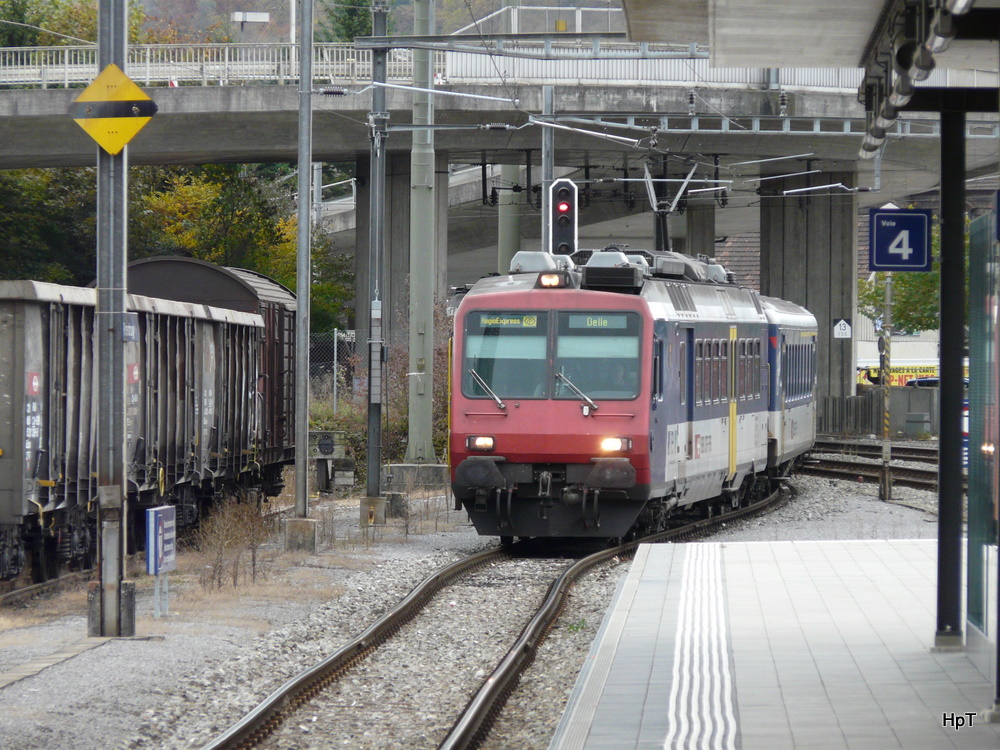 SBB - NPZ triebwagen RBDe 4/4 560 119-0 bei der einfahrt im Bahnhof Porrentruy am 30.10.2010