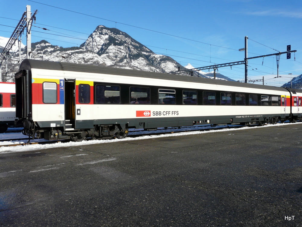 SBB - Personenwagen 1 Kl.  A 50 85 10-75 074-0 in Brig am 30.12.2010