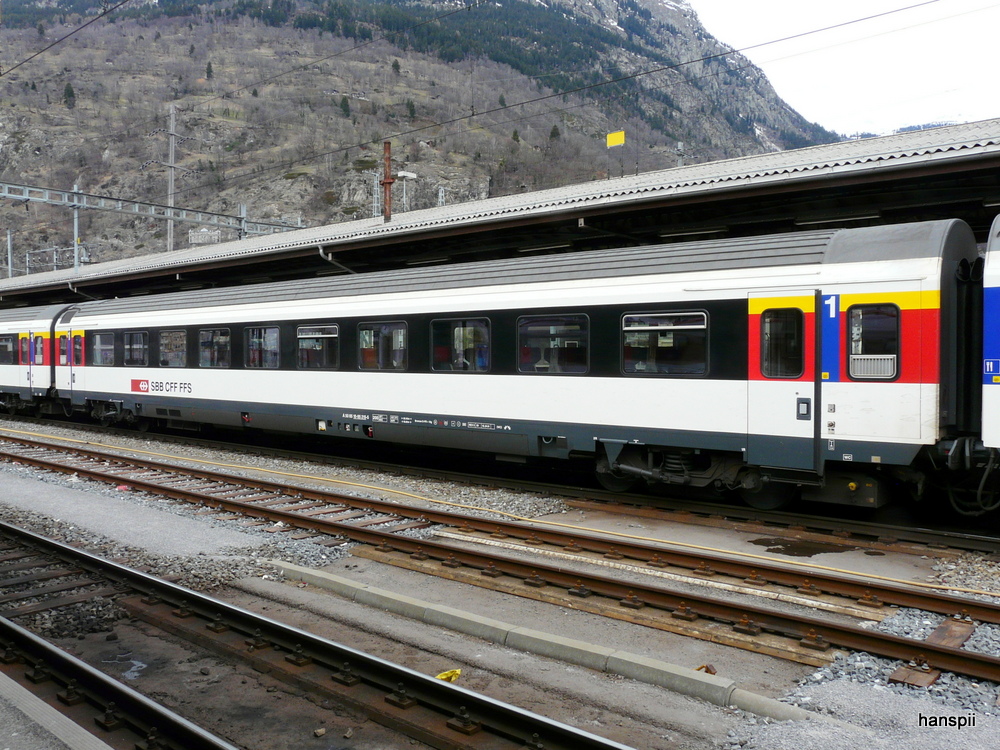 SBB - Personenwagen  1 Kl. A 50 85 10-95 215-5 im Bahnhof Brig am 24.03.2013