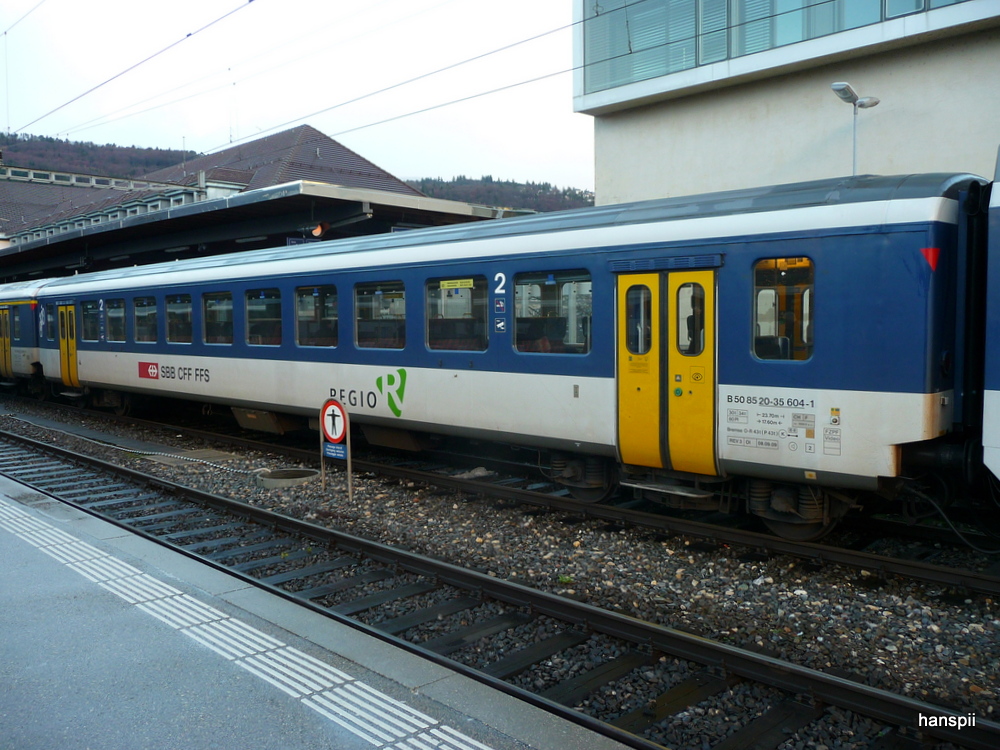 SBB - Personenwagen 1+2 Kl.  AB  50 85 20-35 604-1 im Bahnhof Biel am 04.12.2012