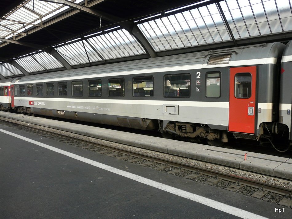 SBB - Personenwagen 2 Kl. Bpm 61 85 20-90 216-3 in Hauptbahnhof Zrich am 01.11.2009