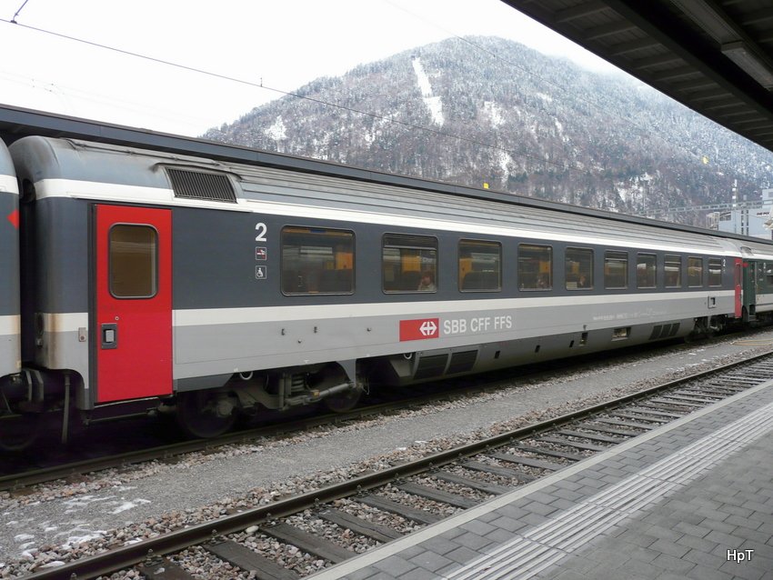 SBB - Personenwagen 2 Kl. Bpm  61 85 20-90 206-4 im Bahnhof Chur am 04.12.2009