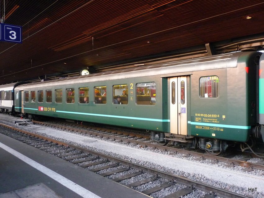 SBB - Personenwagen 2 Kl. B 50 85 30-34 650-5 im Hauptbahnhof Zrich am 18.12.2009