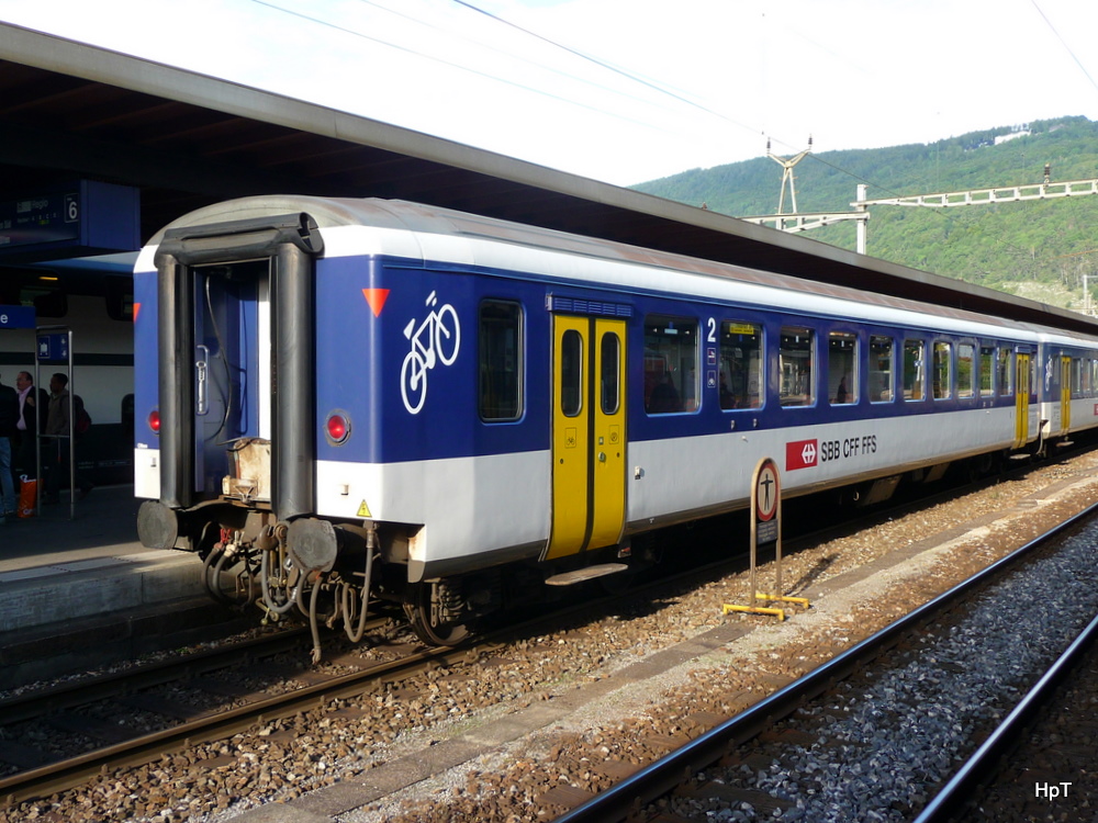 SBB - Personenwagen 2 KL. B 50 85 20-35 161-2 im Bahnhof Biel am 09.09.2010