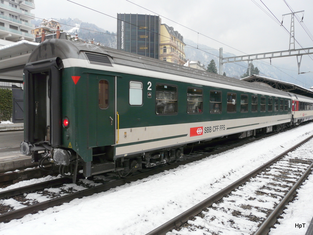 SBB - Personenwagen 2 Kl. Bpm  51 85 21-70 463-6 in Montreux am 03.12.2010