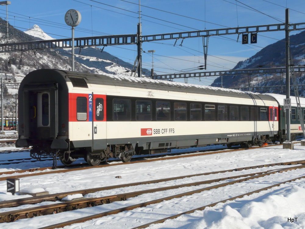 SBB - Personenwagen 2 Kl.  B  50 85 21-95 011-5 in Brig am 30.12.2010