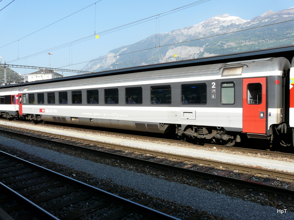 SBB - Personenwagen 2 Kl. Bpm 51 85 20-90 251-0 im Bahnhof Chur am 22.04.2011