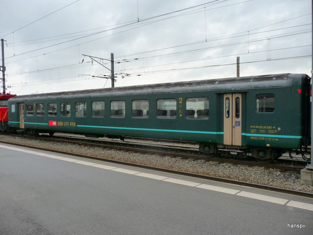 SBB - Personenwagen 2 Kl.  B 50 85 20-34 683-6 im Bahnhof Biel am 28.10.2012