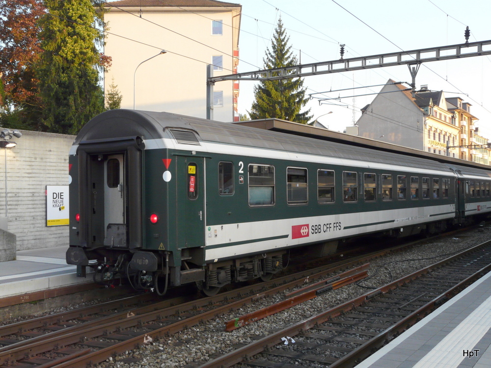 SBB  - Personenwagen B 50 85 21-73 323-0 am Schluss eines Zuges nach Luzern am 30.09.2011 im Bahnhof Olten 