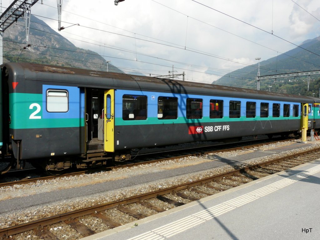 SBB - Pesonenwagen 2 Kl. B 50 85 20-34 540-8 in Brig am 25.09.2009