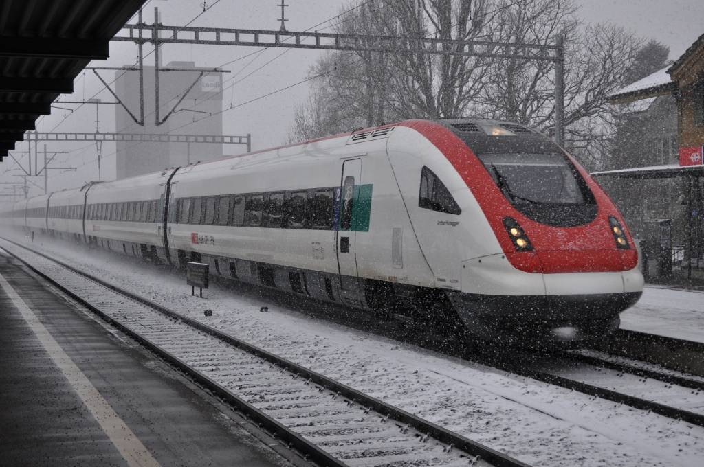 SBB RABDe 500 (ICN-Arthur Honegger) als RE Biel/Bienne-Bern am 18.12.11 bei der Durchfahrt in Schpfen.
